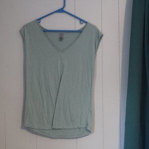 v-neck, sleeveless layering tank top